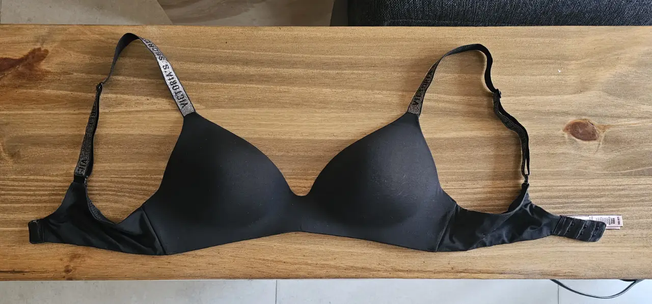 Corpiño negro de Victoria's Secret, con tirantes ajustables y detalle del logo en las tiras. Talle 34B/75. Ideal para uso diario.