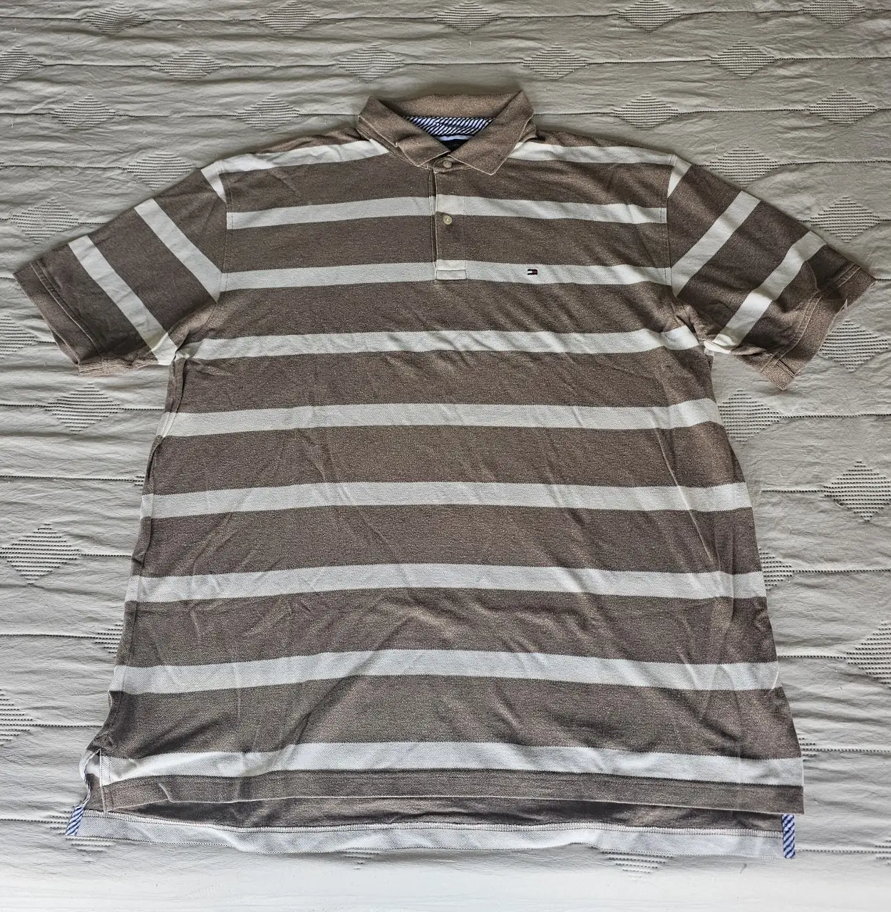 Chomba polo de hombre a rayas horizontales marrones y blancas, de la marca Tommy Hilfiger. Talle XXL.