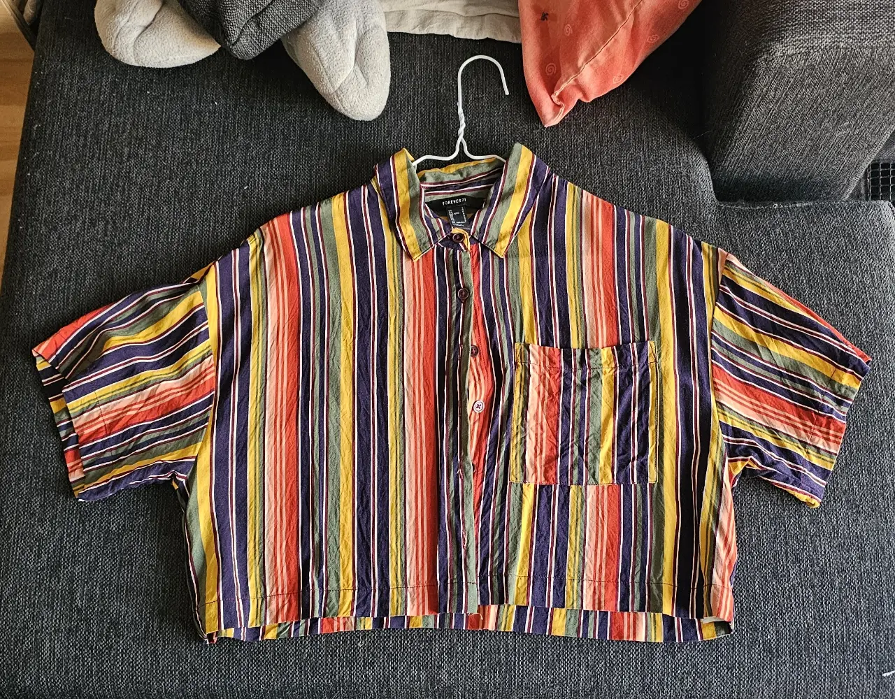 Camisa a rayas multicolor de Forever 21, corte cropped con bolsillo en el pecho. Ideal para un look casual y moderno.