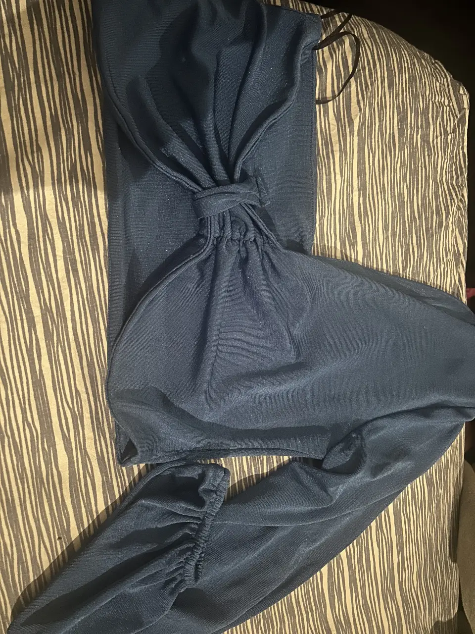 Top de diseño único en color azul. Confeccionado con tela suave y detalles fruncidos, este top es ideal para un look moderno y sofisticado. Perfecto para combinar con pantalones de cintura alta o faldas.