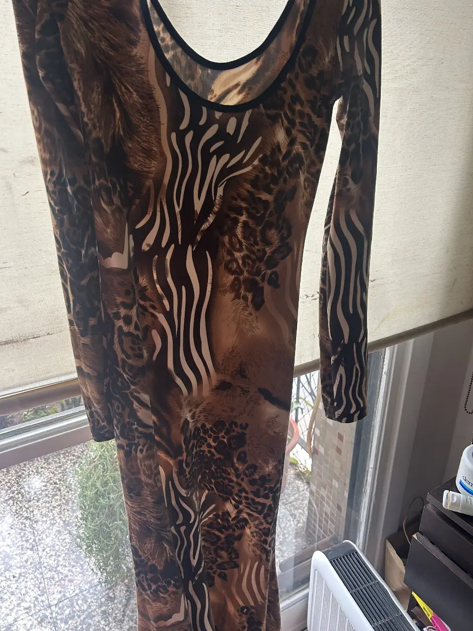 Vestido largo con estampado animal print, ideal para un look audaz y moderno. Confeccionado en tela suave y fluida, este vestido es perfecto para destacar en cualquier ocasión. Su diseño ceñido al cuerpo realza la figura, mientras que el estampado de cebra y leopardo añade un toque salvaje y sofisticado. Ideal para fiestas o eventos especiales.