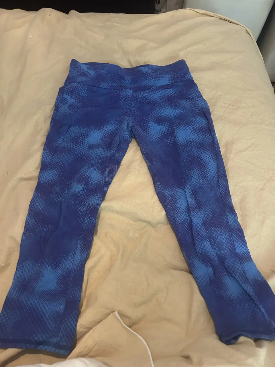 Calza deportiva azul con estampado. Ideal para actividades físicas.