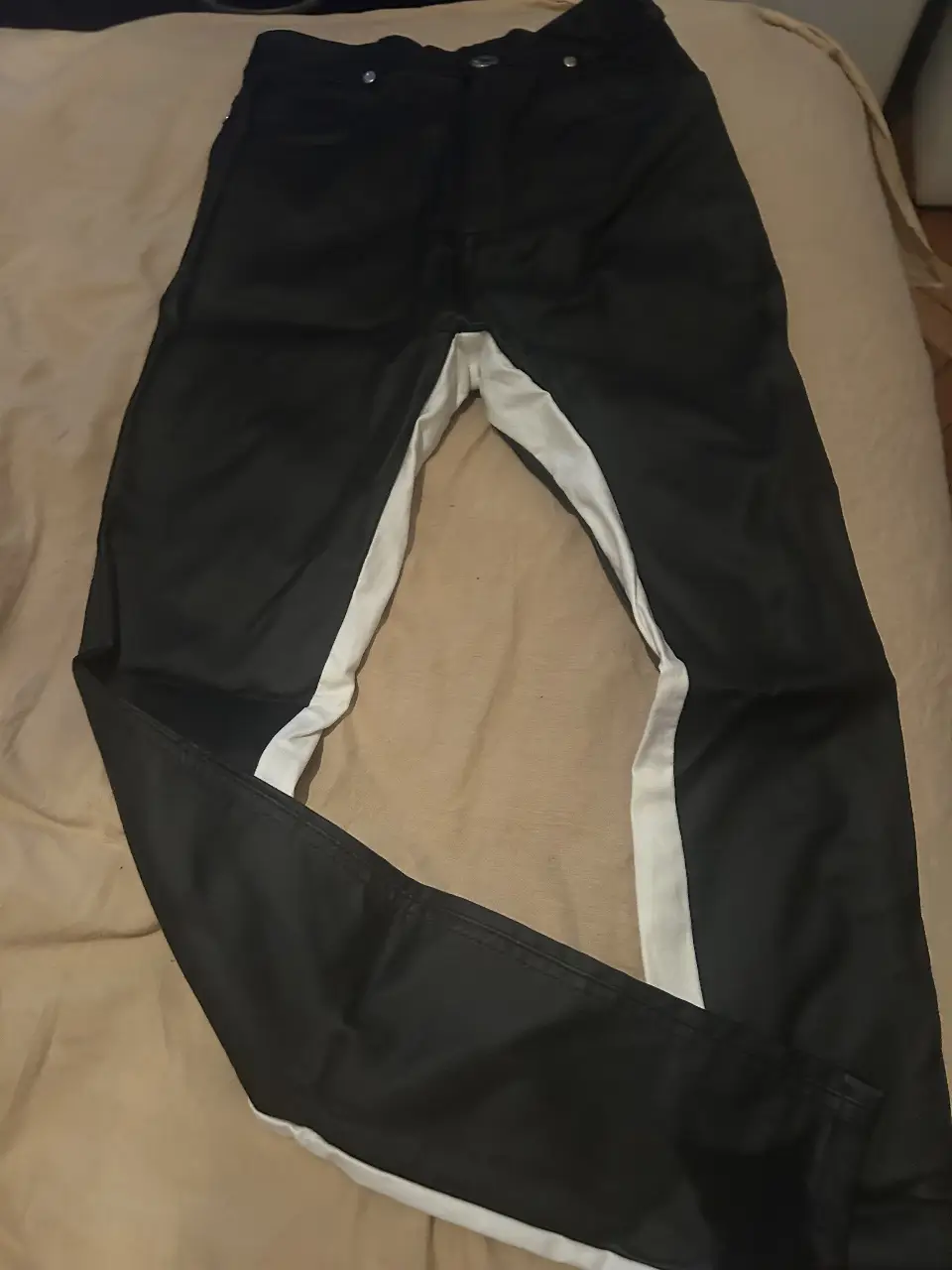 Pantalón negro con detalle blanco en los laterales. Corte elastizadoo, ideal para un look moderno y versátil.