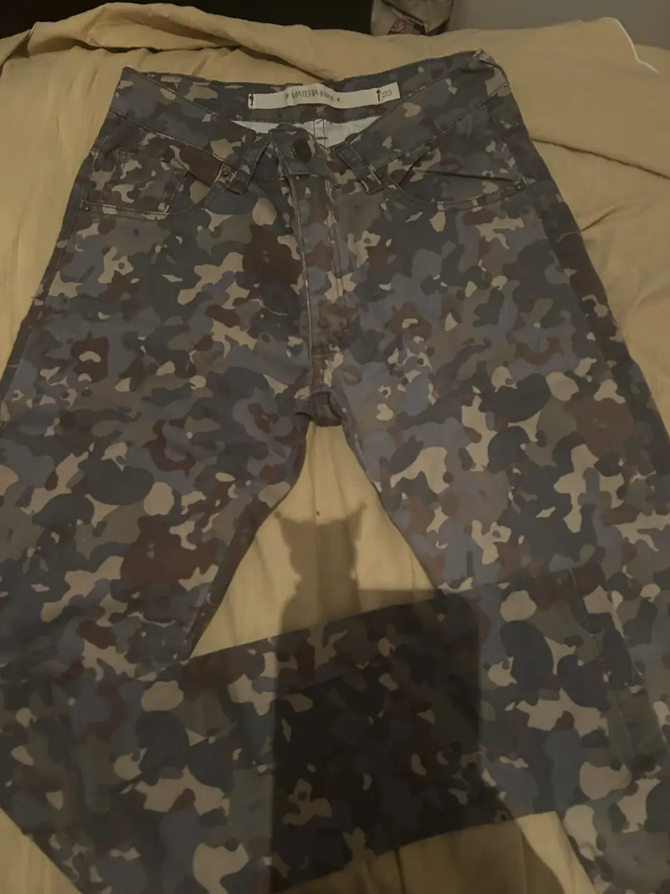 Jeans rectos de hombre con estampado camuflado en tonos azules y marrones. Talle 24