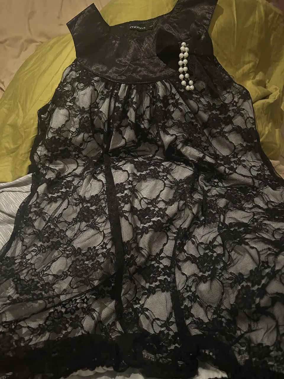 Vestido mini negro con encaje, ideal para fiesta. Diseño elegante y romántico.