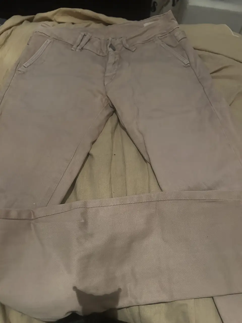 Pantalón chino color khaki ideal para un look casual y versátil. Confeccionado en gabardina, este pantalón ofrece comodidad y estilo para cualquier ocasión.