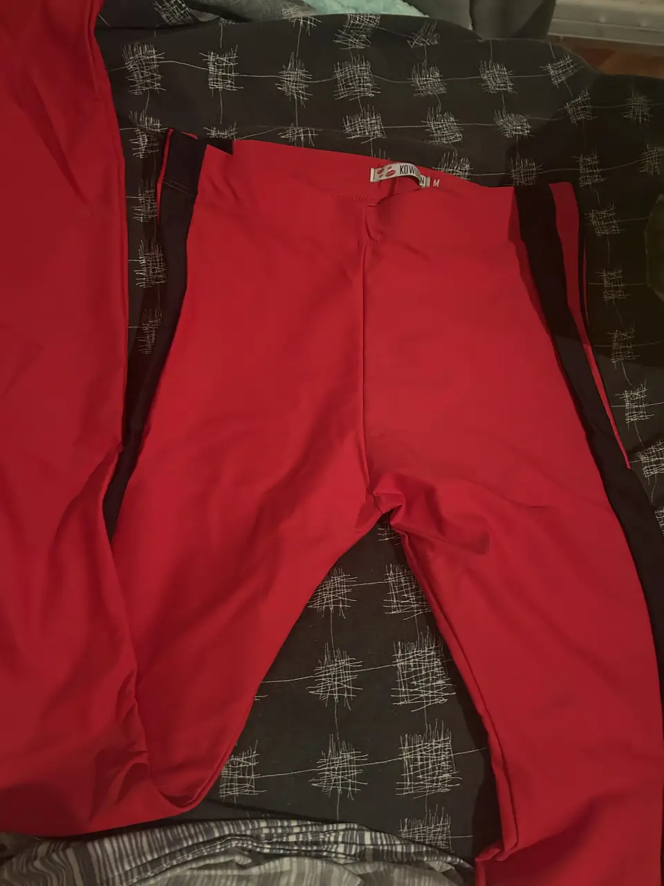 Pantalón Lycra Oxford rojo con detalles en negro en los laterales. Ideal para actividades físicas o un look casual.