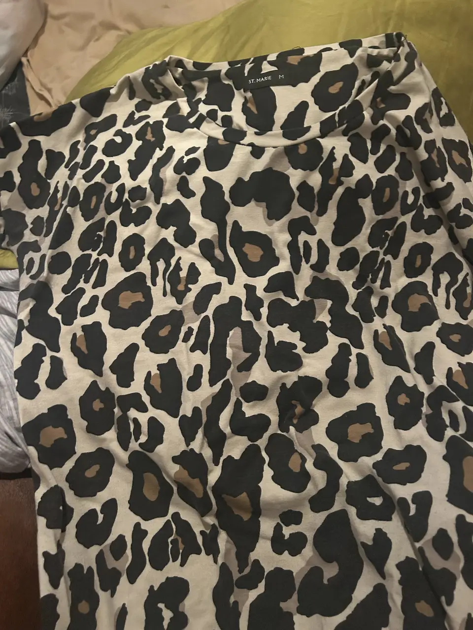 Remera de manga corta con estampado de leopardo. Ideal para un look casual y moderno. Confeccionada en tela suave y cómoda.