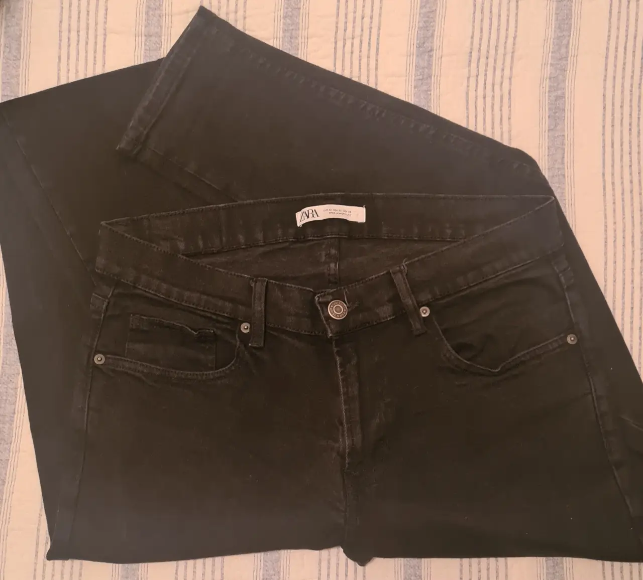 Jeans rectos de color negro, de la marca Zara. Un clásico para cualquier ocasión.
