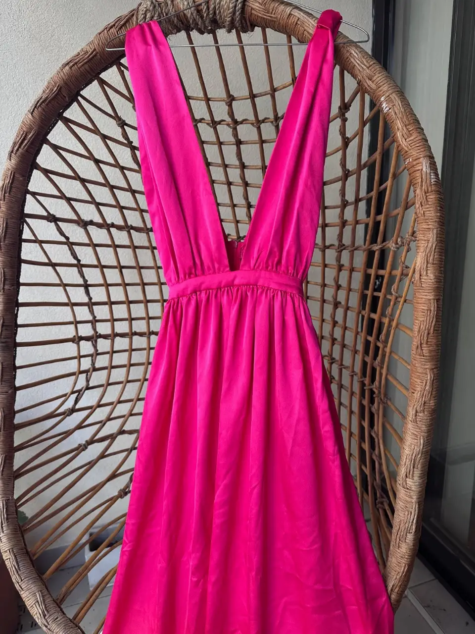 Vestido largo de fiesta, color fucsia, con escote en V profundo y espalda descubierta. Ideal para eventos especiales. Marca: Boutique Celebré
