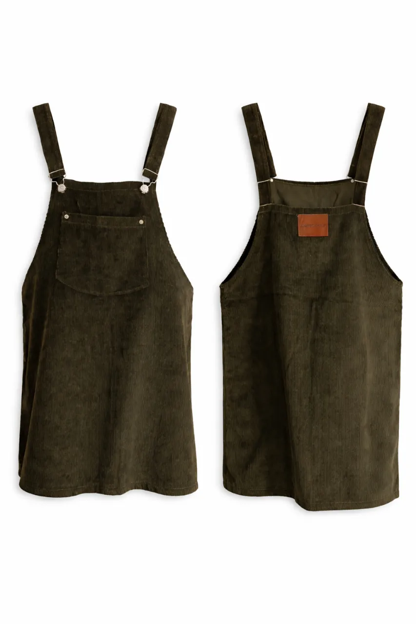 Mono jardinero de pana con tiradores y bolsillo en el frente.