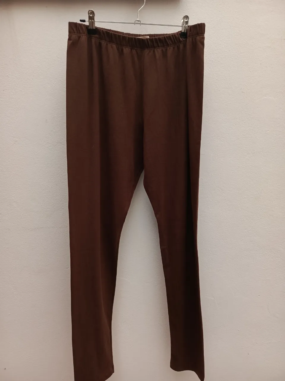 Pantalón largo de color marrón liso.