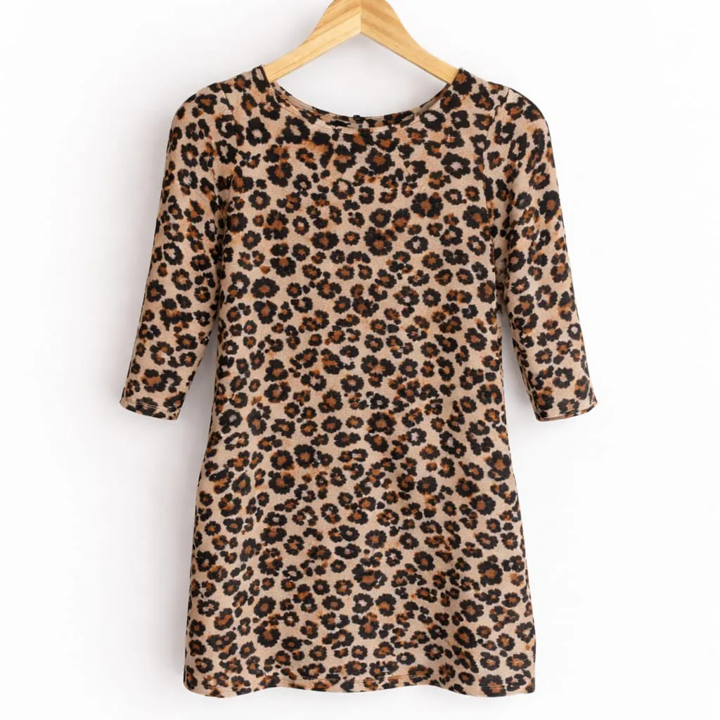 Vestido corto con estampa de leopardo y mangas 3/4.