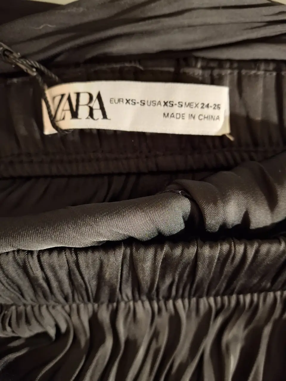 Pantalón negro de Zara, talle XS, ideal para una salida casual o para el trabajo. Confeccionado en un tejido suave y elegante.