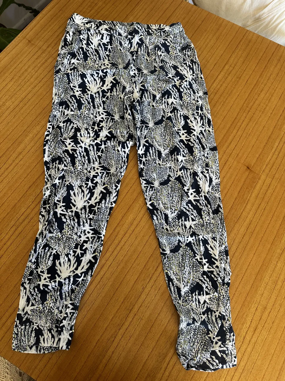 Pantalón suelto de mujer con estampado de coral en azul marino y blanco. gasa liviana. vintage en Francia. Ideal para un look casual y fresco.