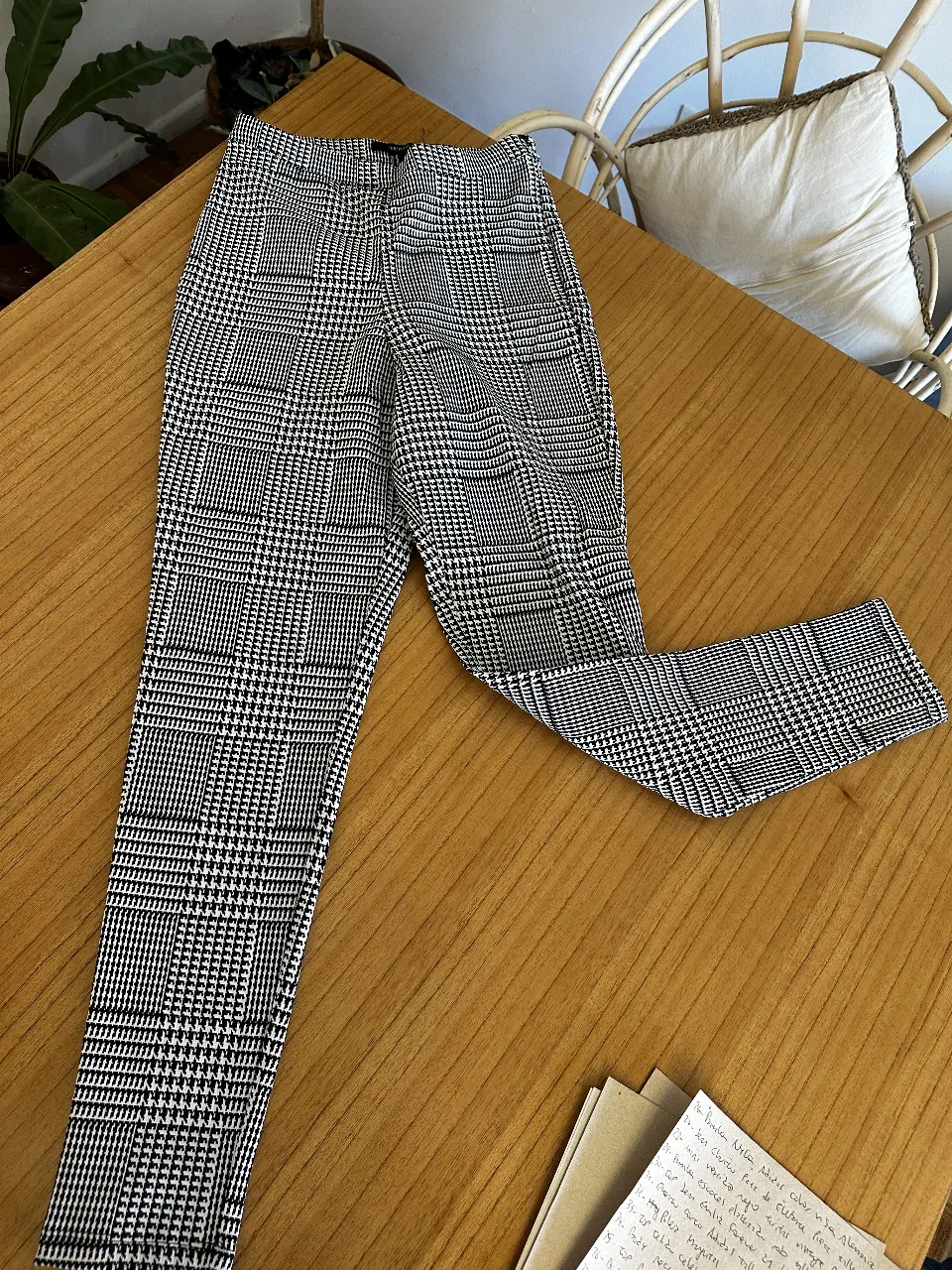 Pantalón sastrero de mujer con estampado de pata de gallo en blanco y negro. Corte cigarrillo y elegante, ideal para un look formal o de oficina. Elastizado. 