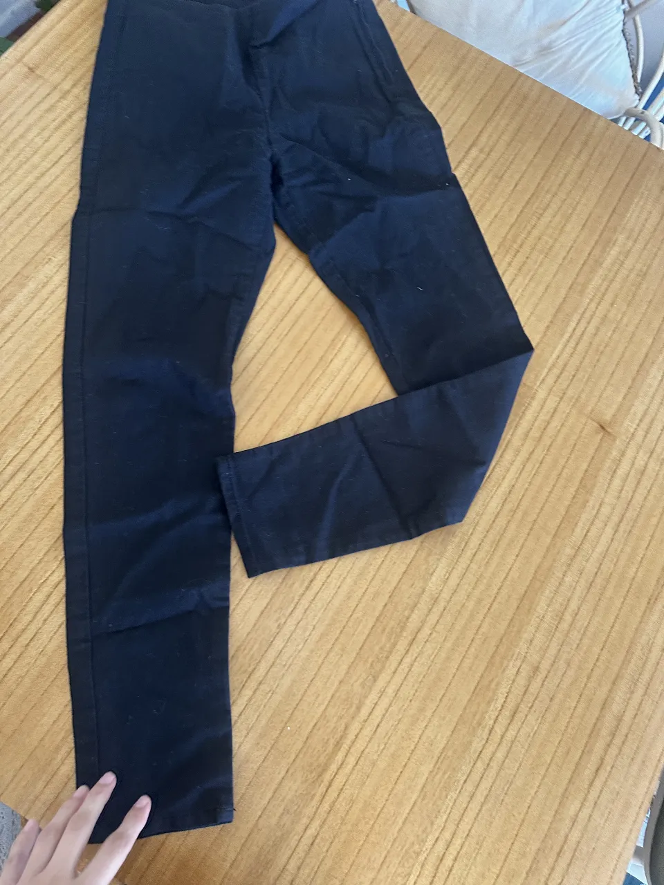 Pantalón sastrero negro de mujer, corte tirando a cigarrillo/ chupin  ideal para un look elegante y versátil. Perfecto para combinar con diferentes estilos y ocasiones. divided comprado en Berlín, Alemania