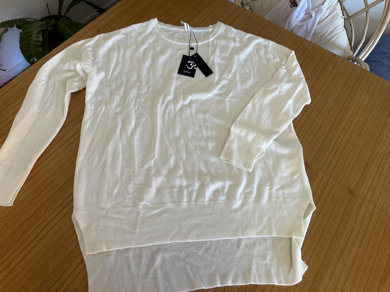 Sweater micro lanilla soft premium  largo de color blanco, con cuello redondo y mangas largas. Ideal para un look casual y cómodo. La marca es 32 Indian Emporium Punta del este 