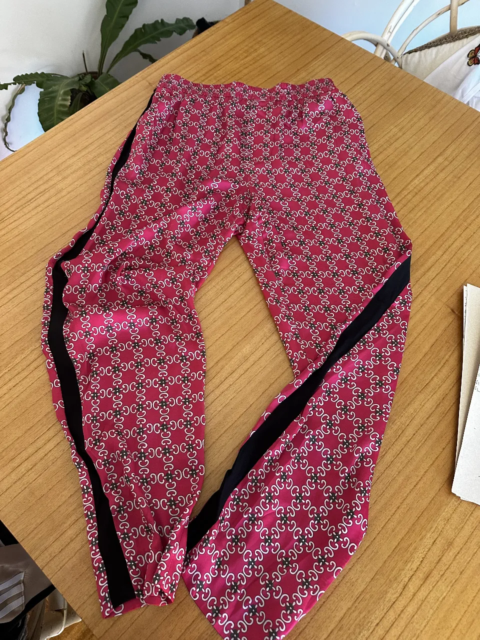 kimono Conjunto de pantalón y camisa de satén/ seda negro y  fucsia con estampado de monograma y detalles en negro. Ideal para un look elegante y sofisticado.