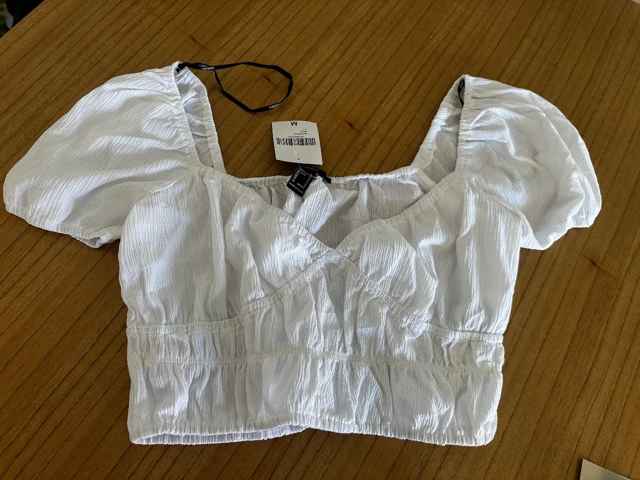 top Blusa blanca boho romántico con mangas abullonadas y detalle de fruncido en la cintura. Ideal para un look fresco y femenino.traido de Forever 21 Europa 