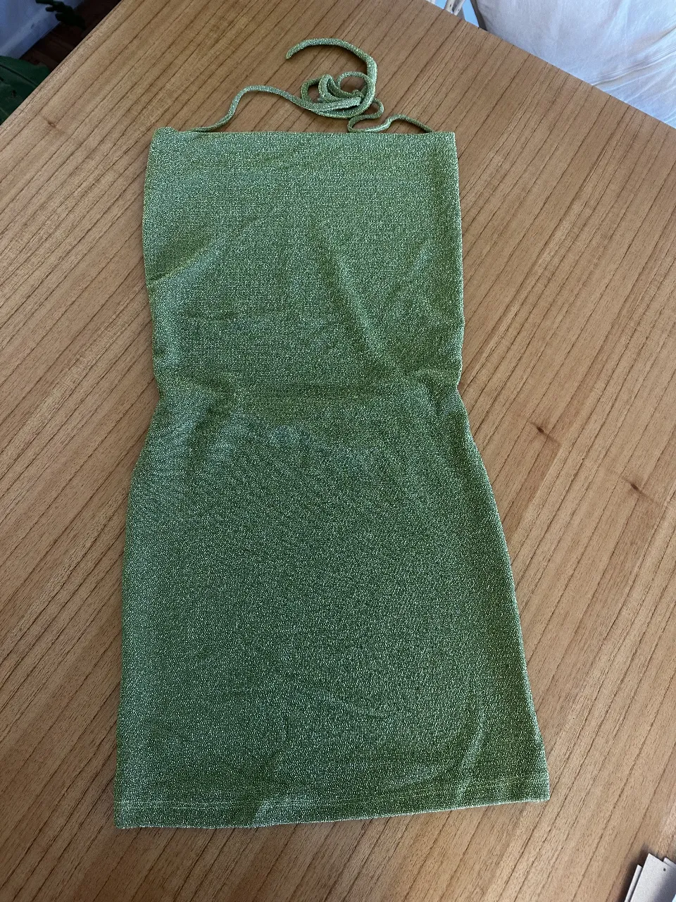 Mino vestido de Lurex  con brillitos verde con espalda descubierta y detalle halter. Ideal para una salida o fiesta. comprado en un vintage en Barcelona