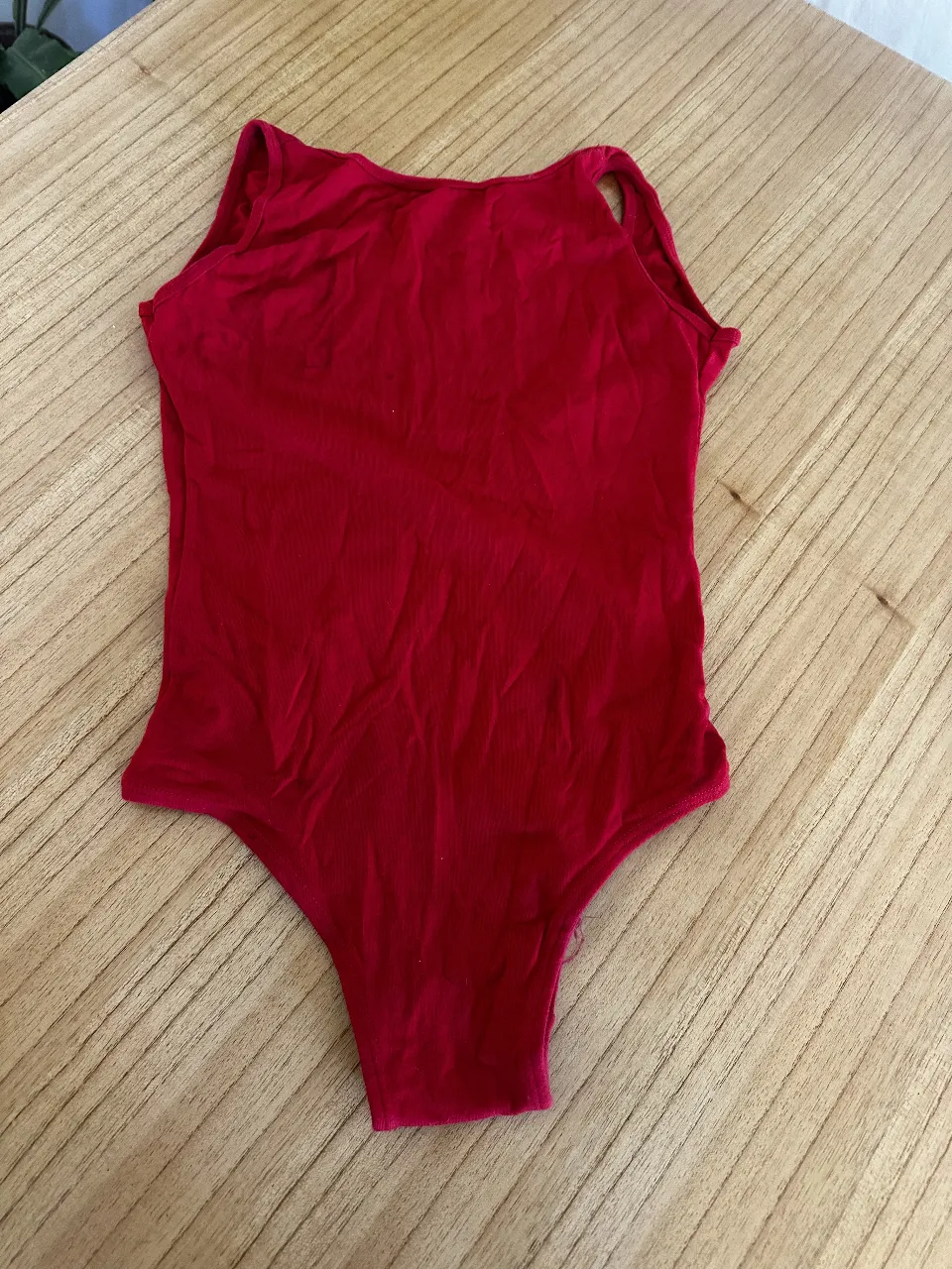 Body de mujer, color rojo, con diseño cavado y escote en la espalda. Ideal para combinar con jeans o faldas. algodón Zara 