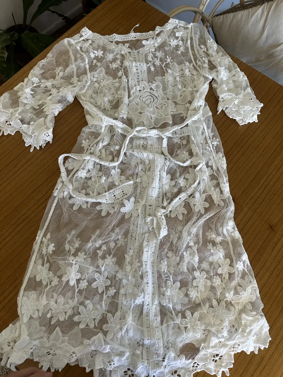 Vestido largo de encaje blanco, ideal para un look bohemio y romántico. Perfecto para eventos especiales o para darle un toque elegante a tu día a día. Diseño con detalles florales y cinturón para ajustar la cintura. comprado en un vintage en Paris