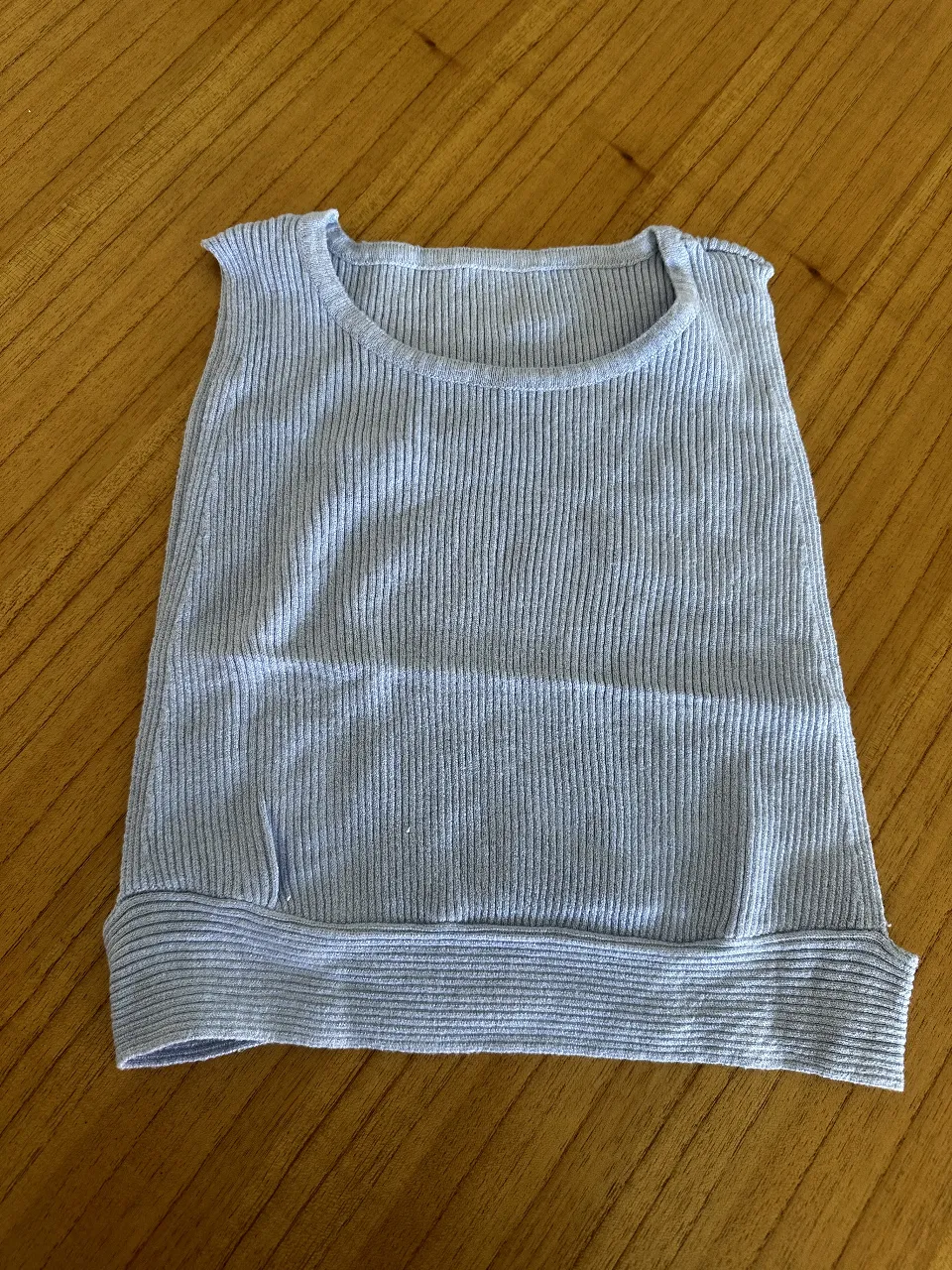 Top tejido de punto acanalado en color celeste. Ideal para un look casual y cómodo.