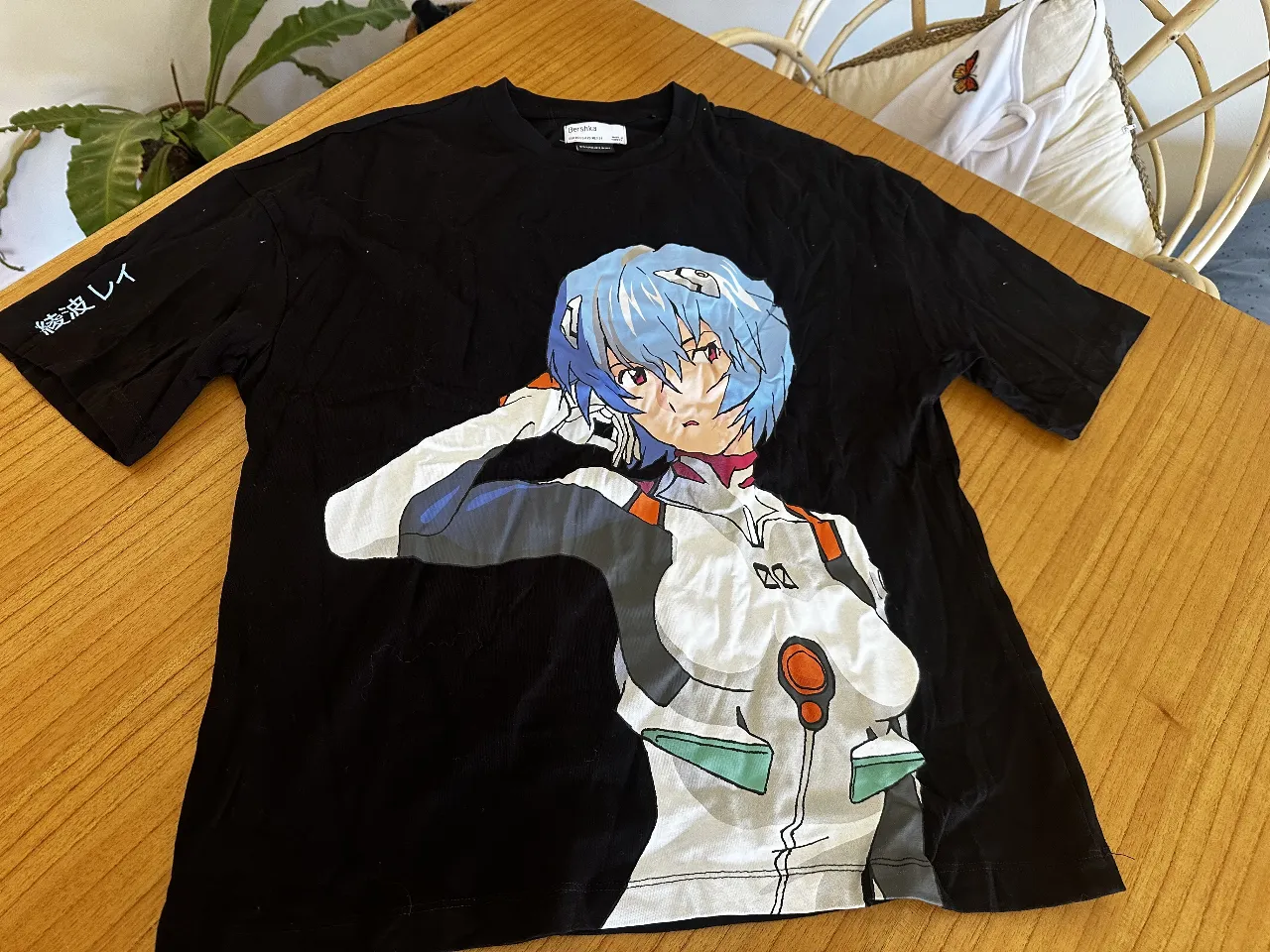 Remera negra edición limitada Bershka Barcelona de Evangelion. Ideal para un look casual y urbano.