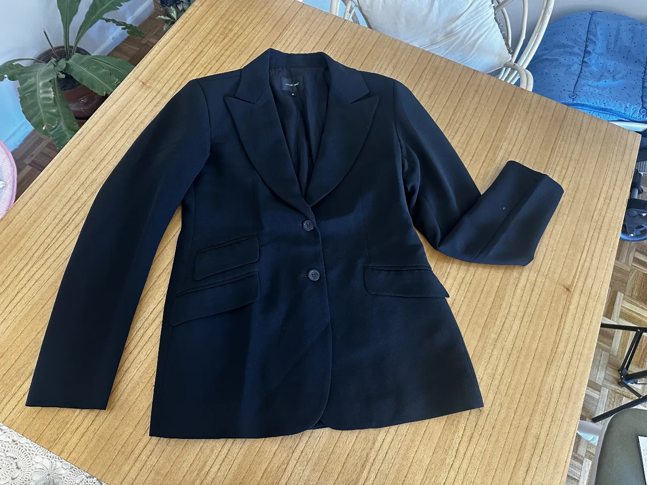 Elegante blazer negro de corte clásico, ideal para un look formal o de trabajo. Confeccionado con un tejido de calidad, este blazer ofrece un ajuste favorecedor y versátil. Perfecto para combinar con pantalones sastreros o faldas. vintage