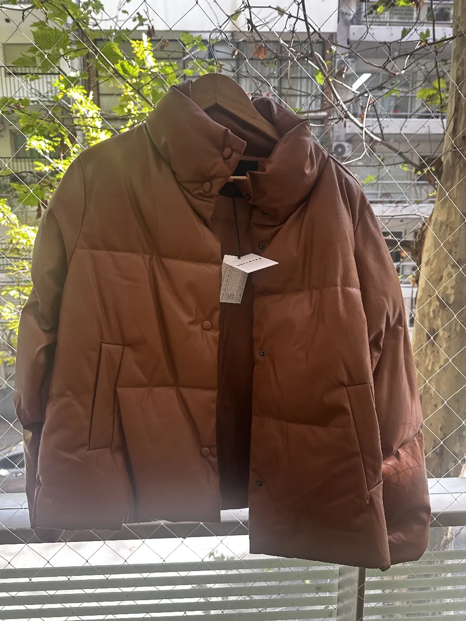 Campera puffer marrón de cuero sintético con cuello alto y botones. nueva con etiqueta Ideal para el invierno, estilo casual y abrigado.