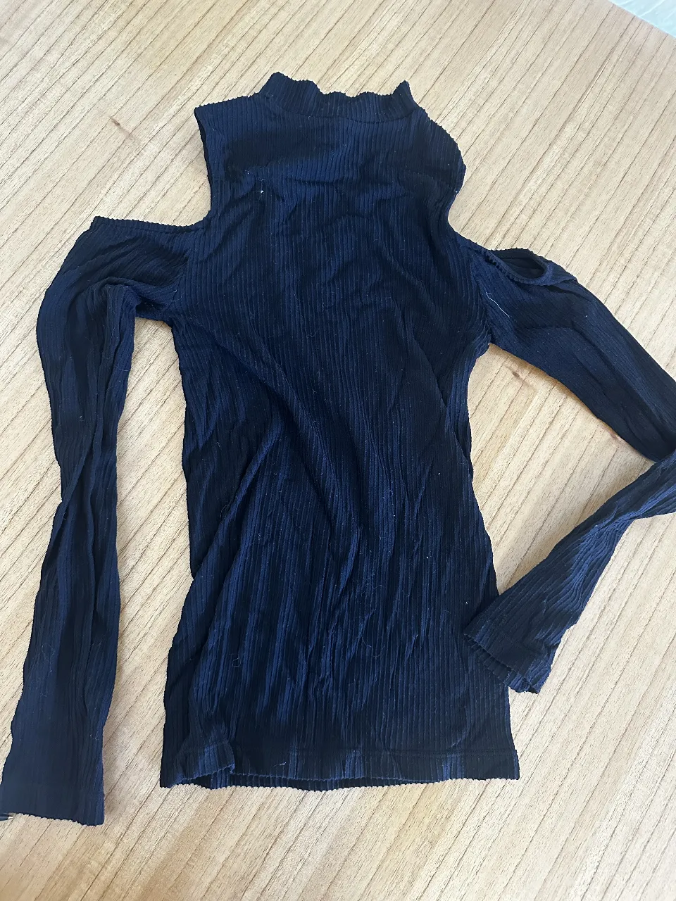 Remera de manga larga para mujer, con cuello alto y aberturas en los hombros. Ideal para un look moderno y elegante. slim Fit elastizado. comprado en DIVIDED en Berlín. 