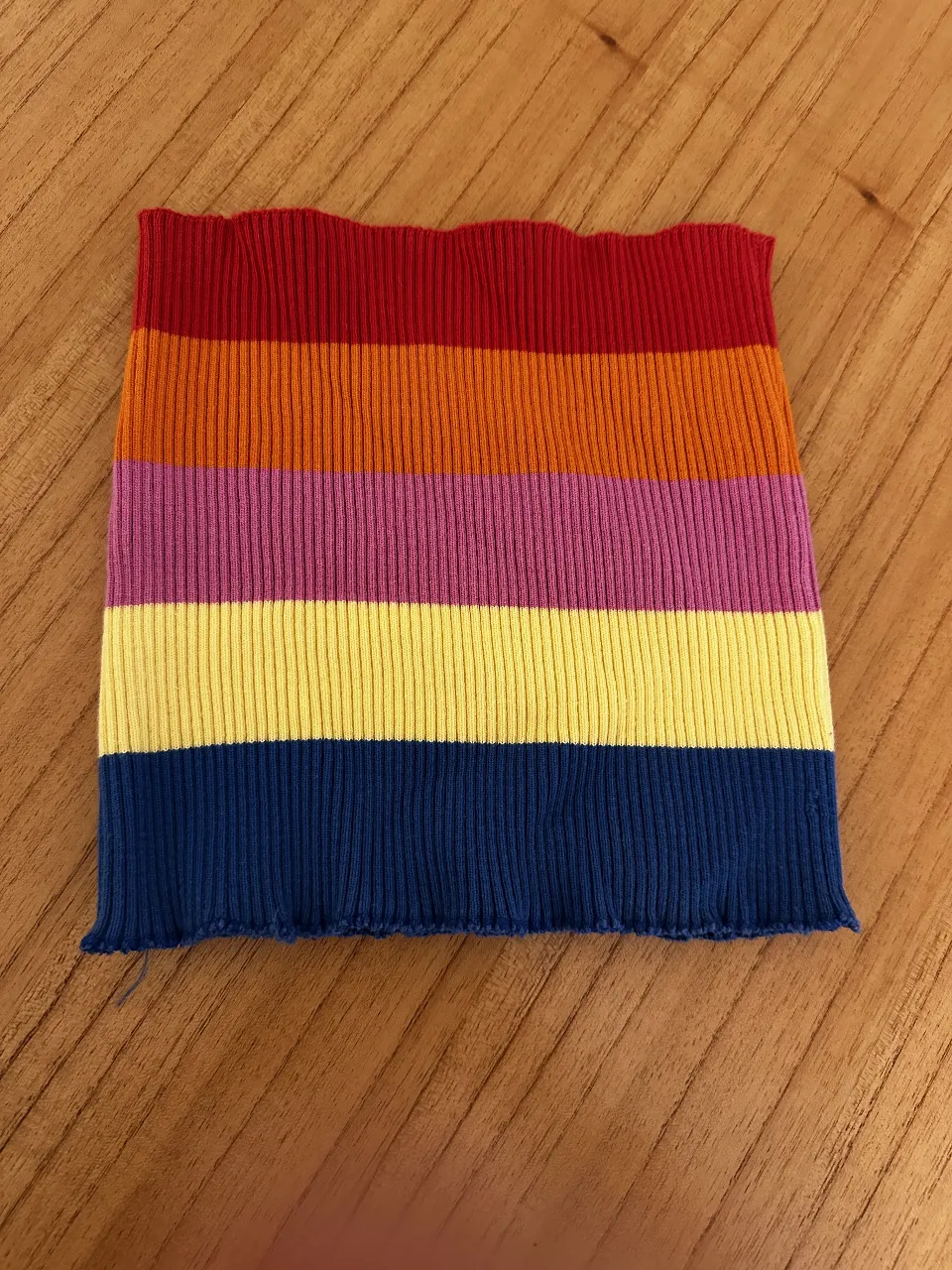 Top pride hilo  tejido a rayas horizontales con los colores del arcoíris. Ideal para un look vibrante y moderno.