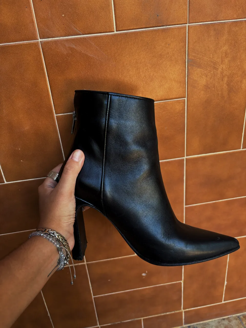 Botas negras de cuero vacuno con cierre trasero y taco de 10 cm.