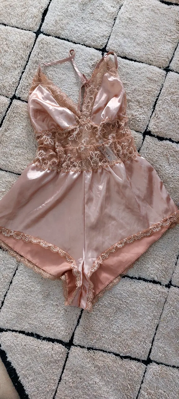baby doll de satén con detalles de encaje. Color champagne y negro. Talle S y M