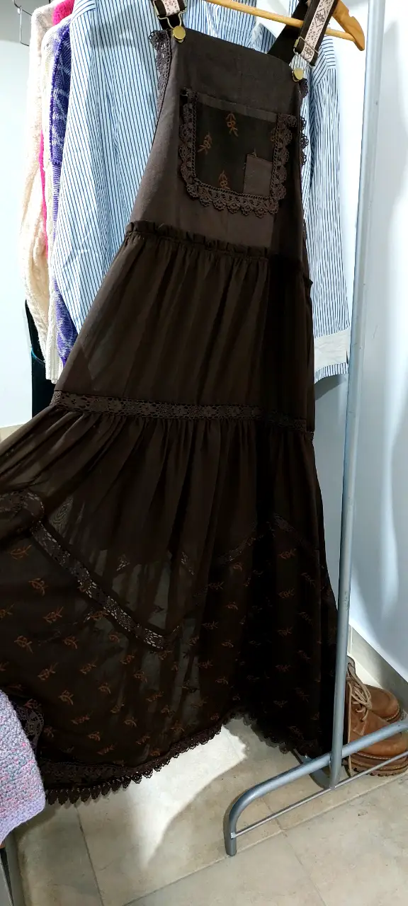 Vestido largo de tirantes con detalles de encaje y volados, estilo boho. Ideal para un look bohemio y femenino.Nuevo.