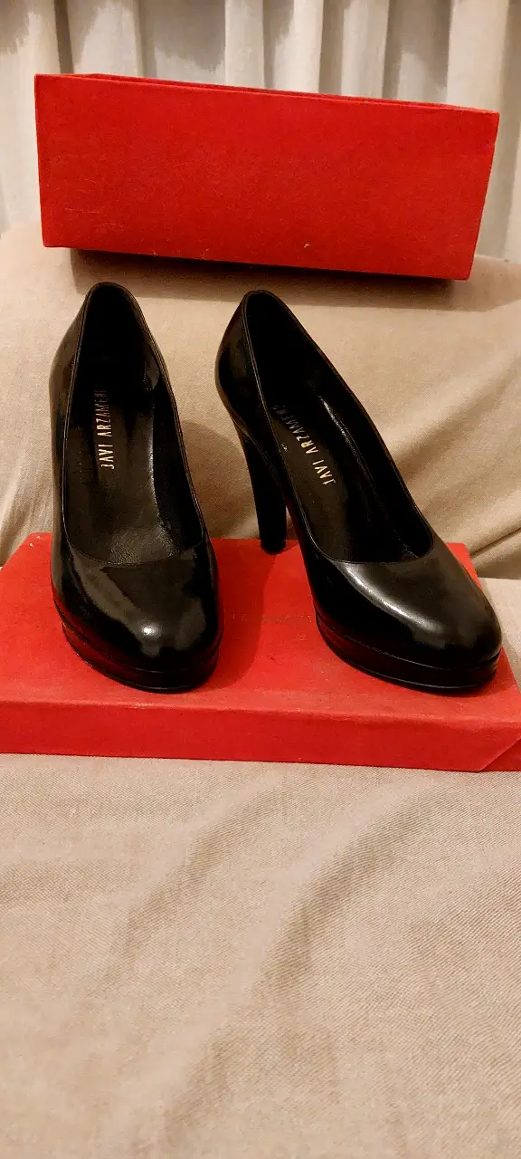 Zapatos de taco alto negros de charol y cuero. Usados 1 sola vez.