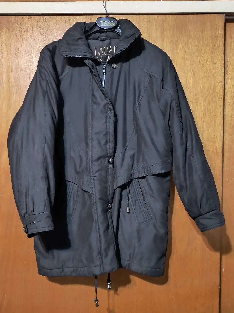 Campera Lacar BS.AS. negra, ideal para el invierno. Posee cierre y botones, con un diseño clásico y funcional. Perfecta para un look casual y abrigado.