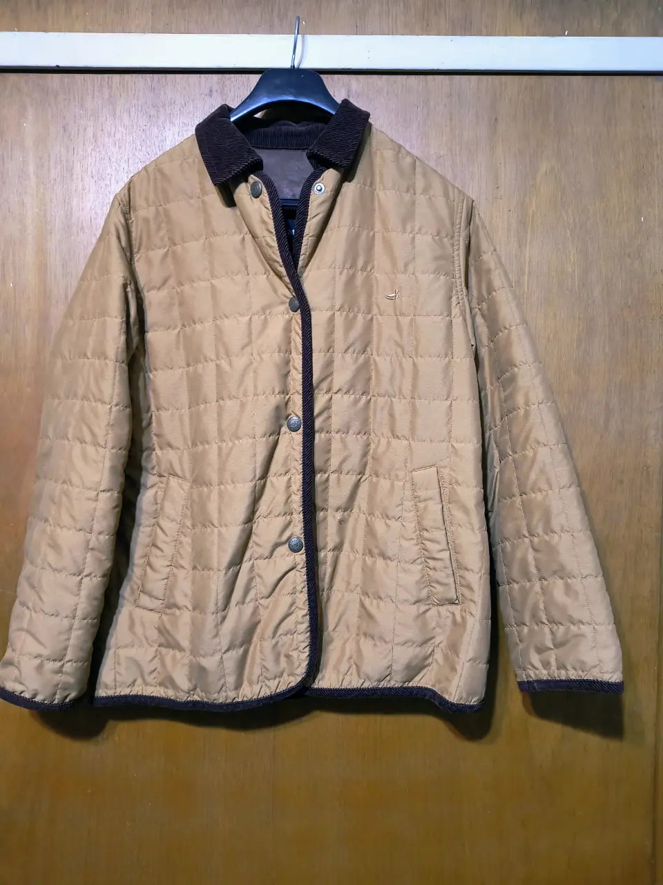 Campera PERRAMUS tipo bomber acolchada fina, color marrón y khaki. Con cuello marrón y cierre con botones. 