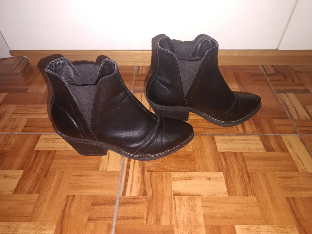Botas negros de cuero sintético con elásticos laterales. Ideales para un look casual y moderno. Muy poco uso