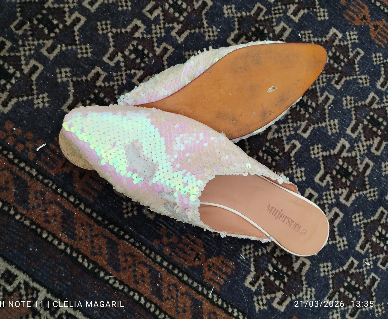 Mules de fiesta con lentejuelas iridiscentes en blanco, rosa pálido y verde menta. cambia de color según la luz pero son off white.La suela es de cuero. usadas una sola vez por un ratito... son muy lindas y para toda ocasión...
