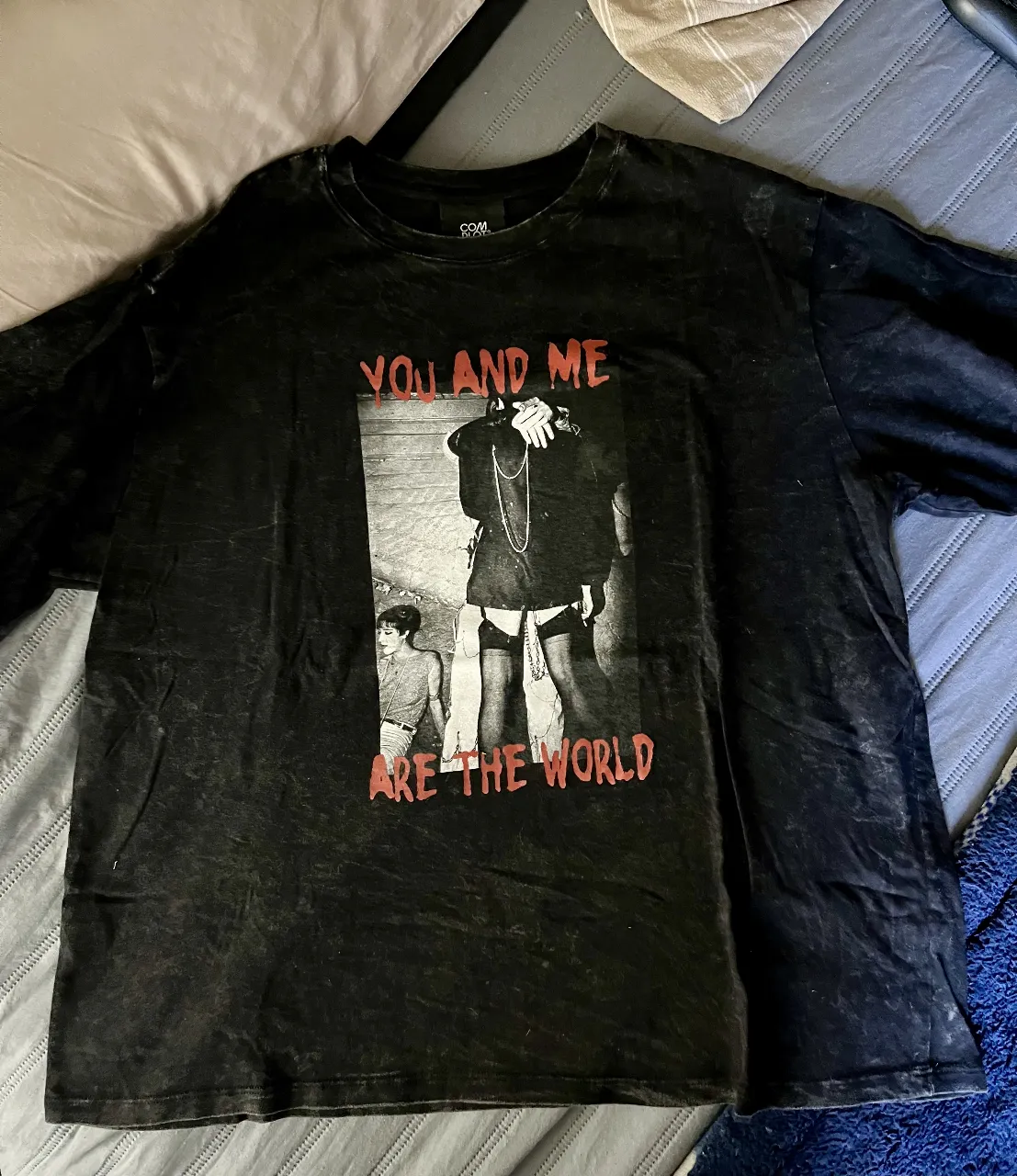 Remera COM PLOT - Vista 3