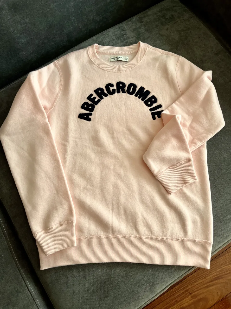 Buzo Impecable!!! 🌟 Color rosa 👚(ver segunda y última foto) 
de Abercrombie Kids, con la marca en plush y relieve. Lleva ribb en puños y cuello. Interior de friza súper suave.  Cuello redondo sin capucha. 