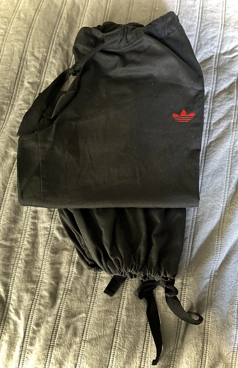 Babucha Adidas 💣, original y vintage. Con la flor bordada en rojo. Posee cordones de ajuste en la cintura y cierre lateral. Cordón en los tobillos para ajustar. Fit holgado. 
No tiene bolsillos. 