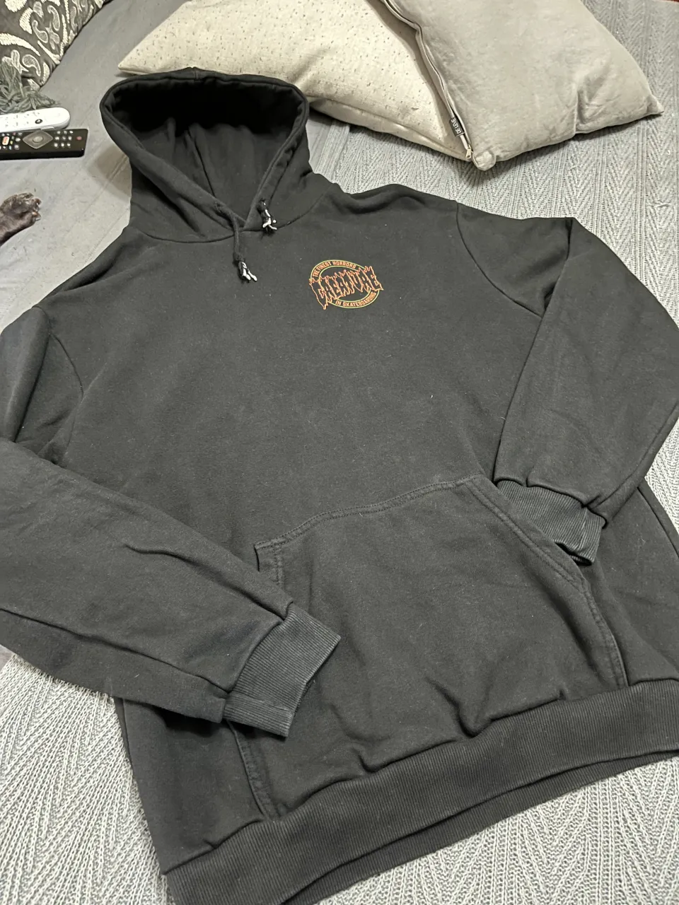 Buzo canguro negro con estampa "Creature" en la espalda y en el frente. Unisex. Fit holgado. 
Largo debajo segunda cadera aprox. El cordón de la capucha no está perfecto (ver imagen). 