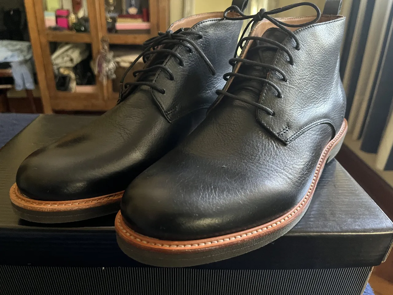 Botas de cuero negras con cordones. Suela febo y un acabado de alta calidad.