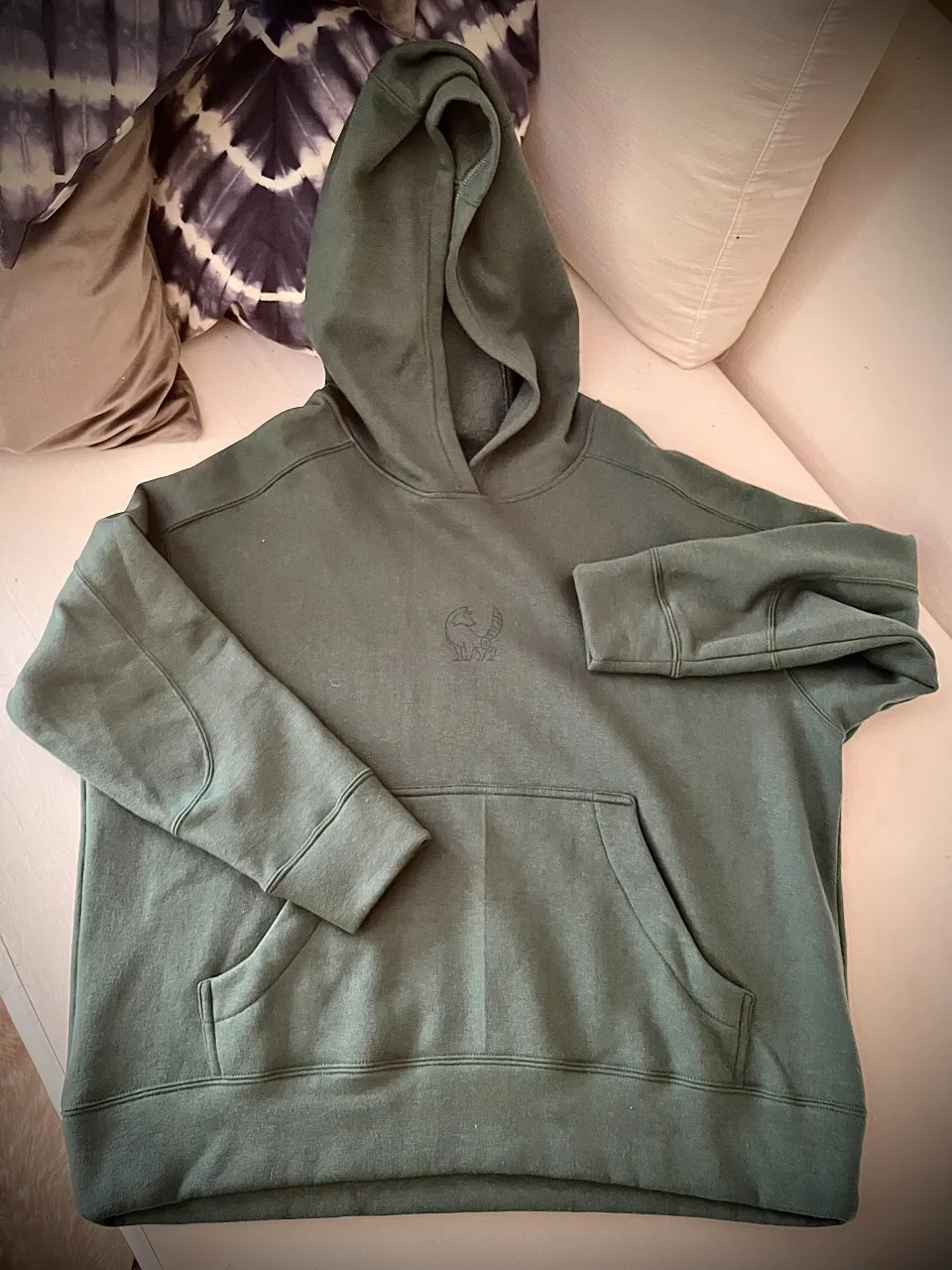 Buzo Nuevo! Fit oversize. 
Con capucha de color verde 🌳 vibrante, en la última foto se ve el color real. Con bolsillo canguro en la parte delantera y serigrafía en el pecho y texto en la espalda baja. 
Es de frisa de algodón. 