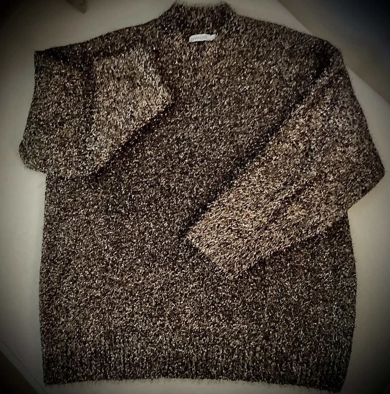 Sweater Nuevo! Color negro 🖤 y plata 🤍. Calce relajado. Cuello cerrado, con terminaciones en puños y cintura estilo ribb en el mismo tejido que le un aspecto más elástico. Es abrigado, mullido y peludo ✨. 
El material:  poliéster y fibra metálica. 