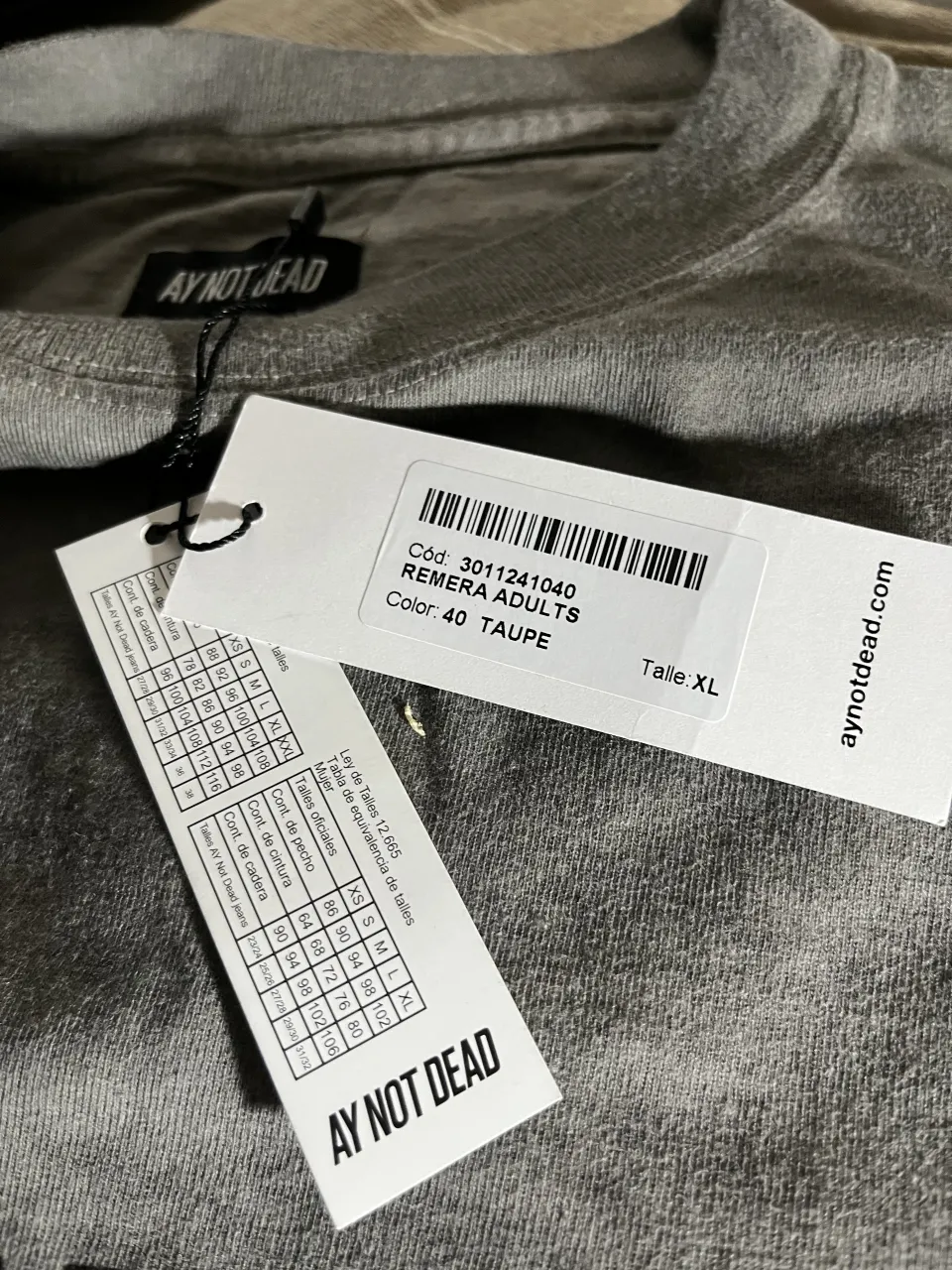 Remera Ay Not Dead - Vista 3