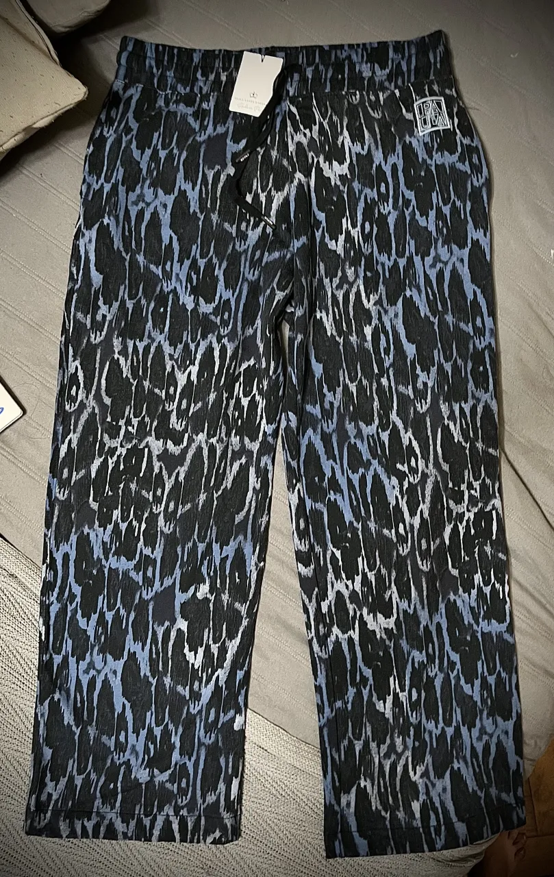 Pantalón tipo Jogger 💙 Nuevo! Estampa animal print en tonos azulados, blanco y negro. 
Cintura con cordón para ajustar.
Bolsillos delanteros y traseros. 
Fit relajado. Confeccionado en rústico liviano. 